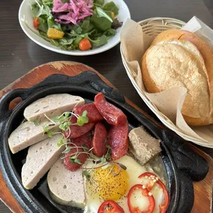 Sizzling skillet with baguette and proteins