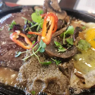 Bo Ne Waygu (Wagyu, Egg, Pate, Mushrooms)