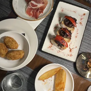 Jamón ibérico, croquetas, patatas bravas, solomillo