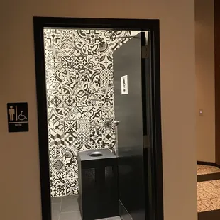 Men&apos;s bathroom