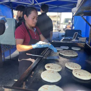 Haciendo pupusas en Alemany farmer market
