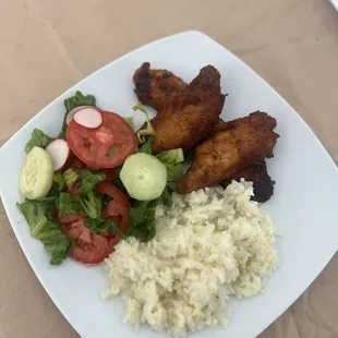 Pollo Empanizado arroz y ensalada