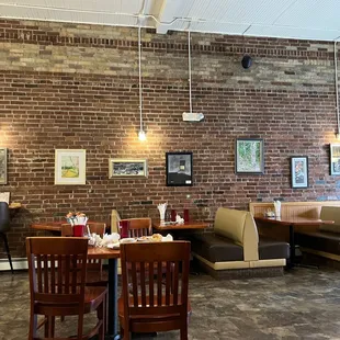 Dirty tables with no one interested in cleaning up after customers for the hour we were there!