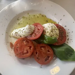 Mozzarella and tomatoes w basil