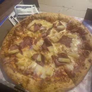 Medium Pizza with ham &amp; pineapple