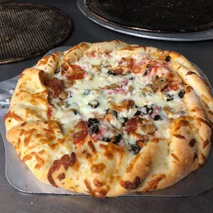 a pizza sitting on a pizza pan