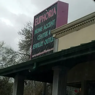 Sign facing O Street. Can only get into the parking lot going east.