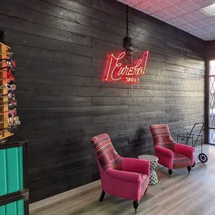 Men&apos;s waiting area.