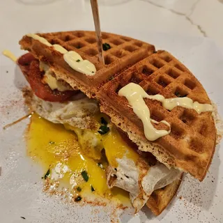 EGGS BENEDICT WAFFLE