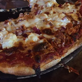 Pizza with chicken, onion, and ricotta - excellent
