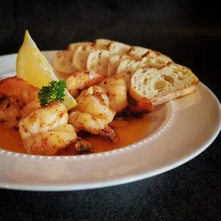 a plate of shrimp and bread