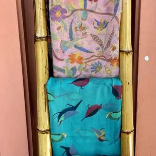 LIGHTWEIGHT 
BIRD SCARVES