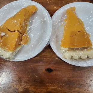 ows two slices of pie
