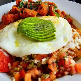 Chilaquiles rojos con chicharrón!!
