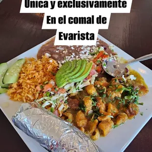 Chicharrón en salsa verde Rice and beans