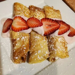 Yougurth/strawbeerry/ cheese crapes