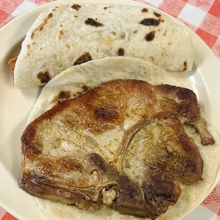 Pork Chop Taco Chicharrón y Salsa Rojo