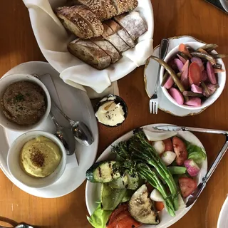 black garlic hummus with flatbread or veggies chips