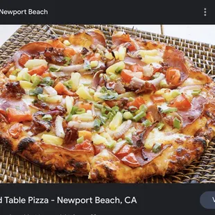 Even a dang national pizza chain like round table knows the assignment. Look how crispy the dough looks. In New York pizza looks like this!