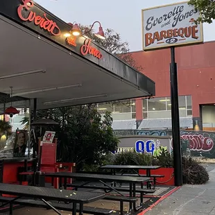 the outside of a restaurant