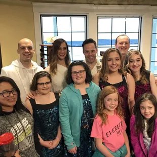 STARZ with the performers on the Branson Belle