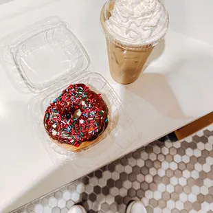 Cinnamon bun cold brew &amp; winter mix chocolate donut
