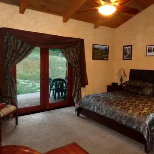 Evergreen Haus - Yosemite / Sierra - Mountain Cabin Lodging - Cedar Room