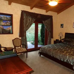 Evergreen Haus - Yosemite / Sierra - Mountain Cabin Lodging - Pine Room