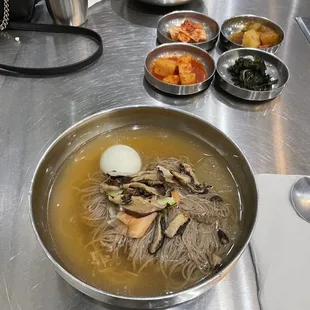 Nengmyun and side dishes