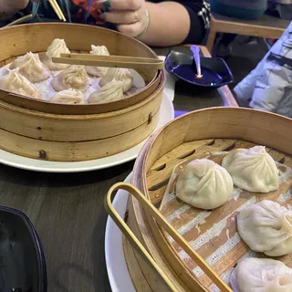 Shrimp with loofah soup dumplings