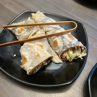 33. Rolled Onion Pancakes with Sliced Beef