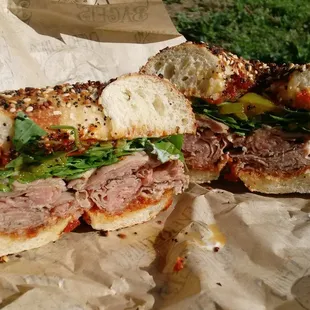 Roast beef sandwich on everything bagel