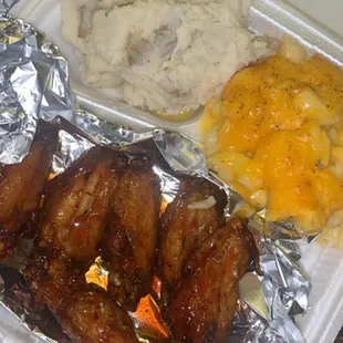 Honey spicy wings w/Mac and garlic mash