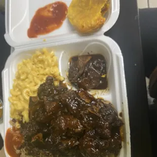 Oxtail, mac &amp; Cheese a beef patty