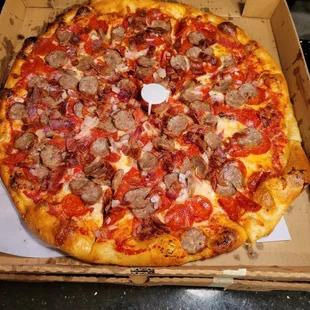 The meat lovers pizza /w extra meat