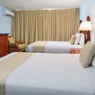 Ewa Hotel Waikiki Moderate Room with roll in shower - Guestroom