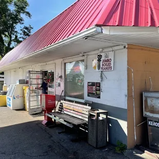 ows the outside of a restaurant