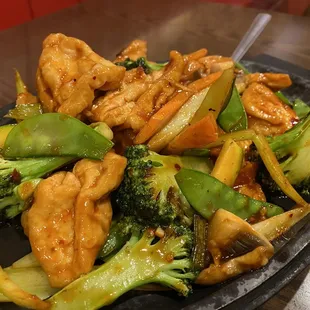 a plate of chicken and broccoli