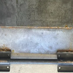 Sloppy ... signs of rust after first rain already ?