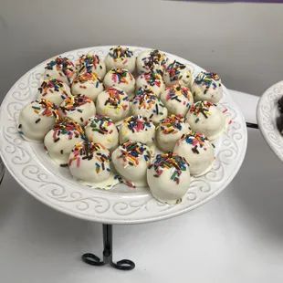 Cake balls white chocolate with sprinkles