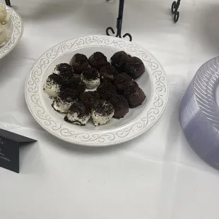 Cake ball white chocolate with Oreos