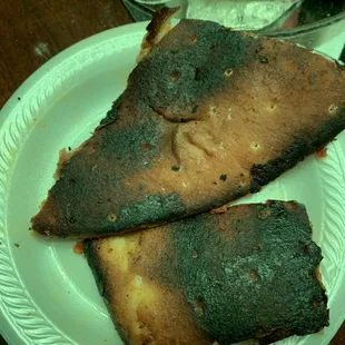 wo slices of pizza on a plate