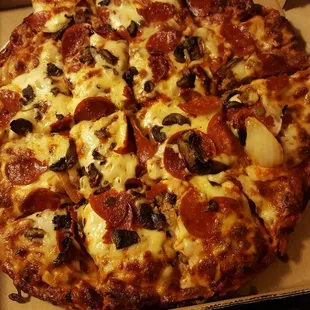 Hubby n i finna chill wit pizza n wine.. happy friday!