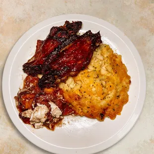 a plate of meat and mashed potatoes