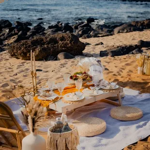 Beach Picnics Surrounded By Hawaii&apos;s Volcanic Rocks