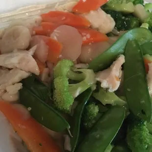 Chicken with vegetables and white sauce