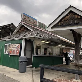 the outside of a restaurant
