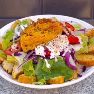 Extreme Chicken Bowl: Tender chicken pieces, fresh salad, creamy tzatziki sauce, and a dollop of hummus, all seasoned sumac