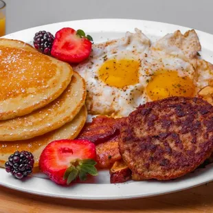a plate of breakfast foods