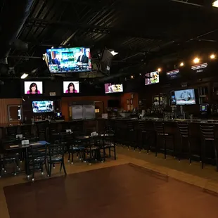 How many TVs do you see?